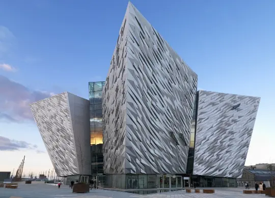 Auf Klassenfahrt mit HEROL&Eacute;: Titanic Experience von au&szlig;en in Belfast