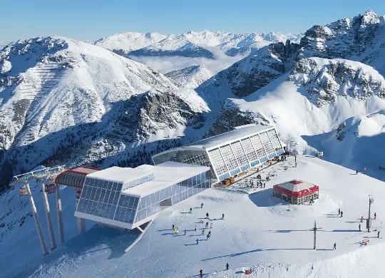 Auf Klassenfahrt mit HEROLÉ: Bergstation mit neuer Hoadlbahn im Skigebiet Axamer-Lizum