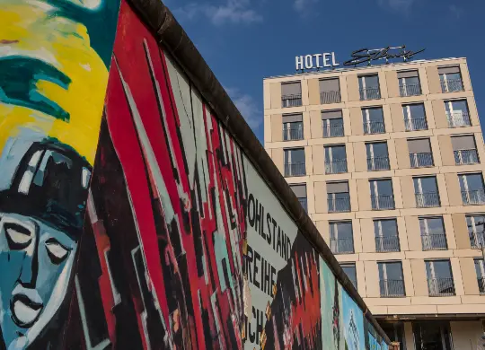 Auf Klassenfahrt mit HEROL&Eacute;: Die East Side Gallery, ein St&uuml;ck der Berliner Mauer, liegt direkt vor der T&uuml;r des Schulz Hotels Berlin