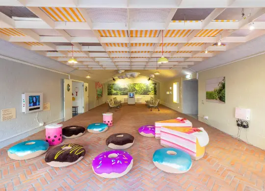 Auf Klassenfahrt mit HEROLÉ:  In Berlin erhalten Sie am Lernort 7xjung die Möglichkeit an dem BNE Workshop Gesicht Zeigen! ein Zeichen gegen Antisemitismus, Rassismus und Diskriminierung zu setzen.