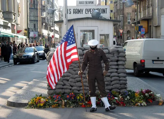 Auf Klassenfahrt mit HEROLÉ: Checkpoint Charlie in Berlin.