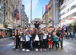 Auf Klassenfahrt mit HEROLÉ: Checkpoint Charlie in Berlin.