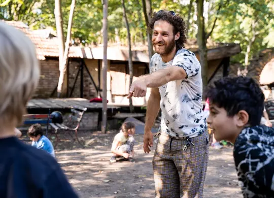 Auf Klassenfahrt mit HEROLÉ: Klasse bei einem engl. Spracherlebnis & Workshop mit einem Muttersprachler in Berlin