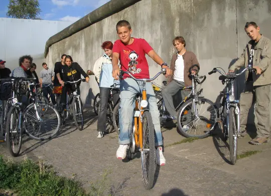 Auf Klassenfahrt mit HEROLÉ: Fahrradtour Mauergeschichte in Berlin.
