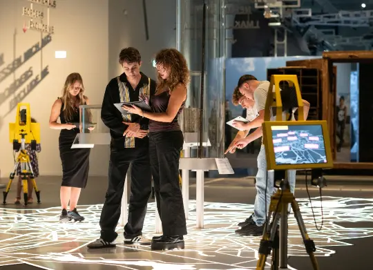 Auf Klassenfahrt mit HEROLÉ:  Berlin - Führung Sprint durch Berlin und die Welt im Humboldt Forum