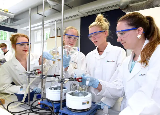 Auf Klassenfahrt mit HEROLÉ: Schüler Workshop im Gläsernen Labor in Berlin