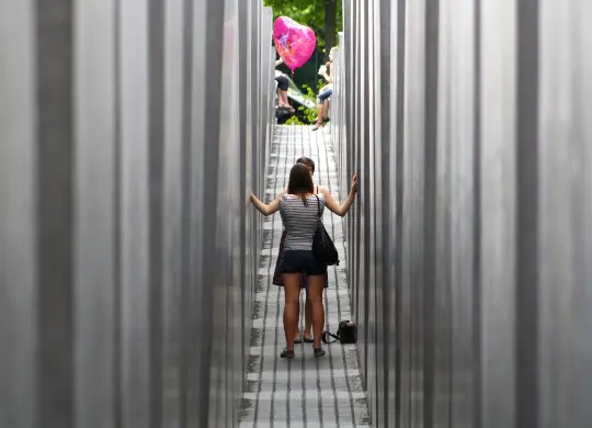 Auf Klassenfahrt mit HEROLÉ: Holocaust Mahnmal in Berlin Gang