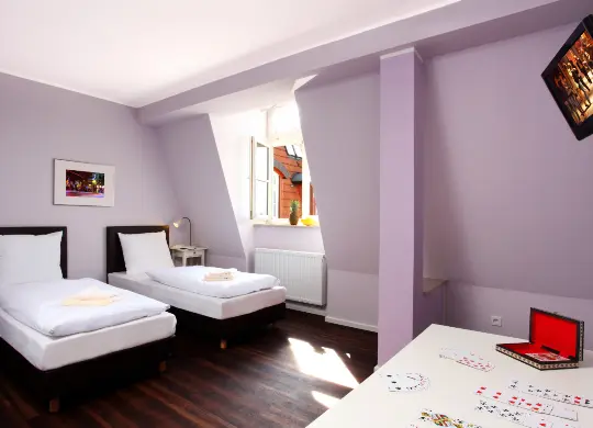 Auf Klassenfahrt mit HEROLÉ: Zimmer für die Begleitpersonen im Industriepalast Hostel in Berlin