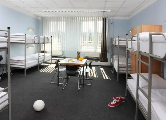 Auf Klassenfahrt mit HEROLÉ: 8-Bett-Zimmer im Industriepalast Hostel in Berlin