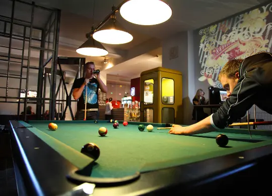 Auf Klassenfahrt mit HEROLÉ: Industriepalast Hostel Billard in Berlin