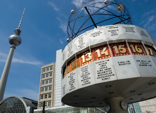Auf Klassenfahrt mit HEROLÉ: Berlin Weltzeituhr am Alex in Berlin.