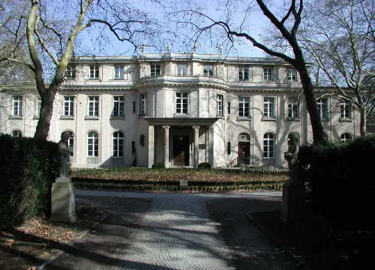 Auf Klassenfahrt mit HEROLÉ: berliner Haus der Wannsee-Konzerenz von außen