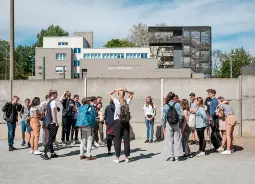 Berliner Mauer Gedenkstätte Berlin Auf Klassenfahrt mit HEROLÉ: Eine Klasse vor der Berliner Mauer.