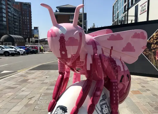 Auf Klassenfahrt mit HEROLÉ: Die Arbeiterbiene ist eines der Symbole der Stadt Manchester