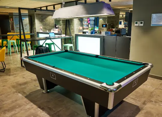 Auf Klassenfahrt mit HEROLÉ: Billard im a&o Hostel Firenze Campo di Marte in Florenz