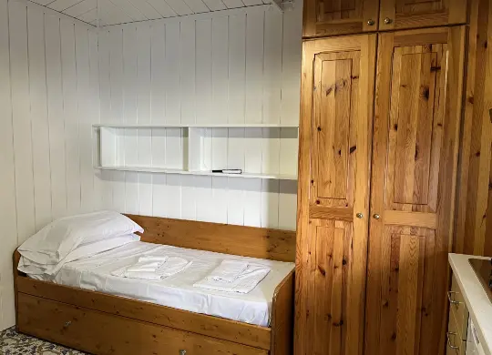 Auf Klassenfahrt mit HEROLÉ: Bleu Village Zimmer in Bungalow mit Einzelbett und Schrank