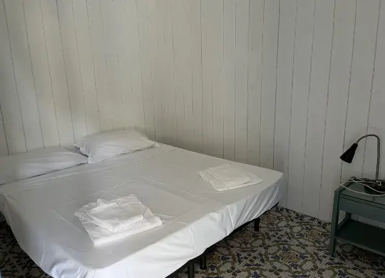 Auf Klassenfahrt mit HEROLÉ: Bleu Village Zimmer in Bungalow mit Doppelbett