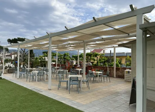 Auf Klassenfahrt mit HEROLÉ: Bleu Village Kiosk mit Terrasse