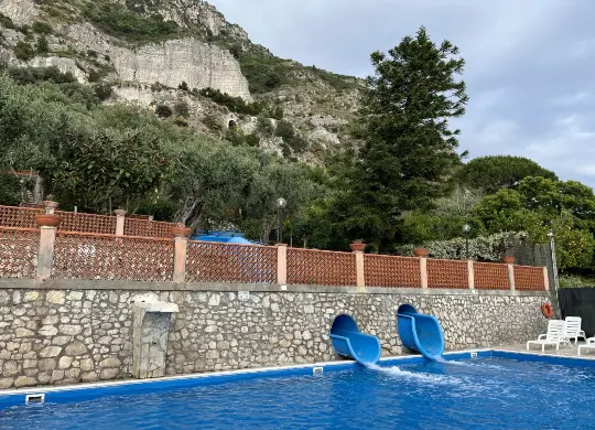 Auf Klassenfahrt mit HEROLÉ: Bleu Village Pool mit zwei Rutschen