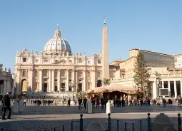 Auf Klassenfahrt mit HEROLÉ: Blick den Petersdom und Vorplatz in Rom.
