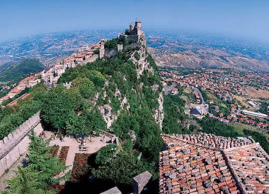 Auf Klassenfahrt mit HEROLÉ: Blick auf San Marino an der Adria.