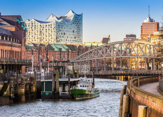 Blick in die Speicherstadt mit Elbphilharmonie in Hamburg Auf Klassenfahrt mit HEROLÉ: Blick in die Speicherstadt mit Elbphilharmonie in Hamburg