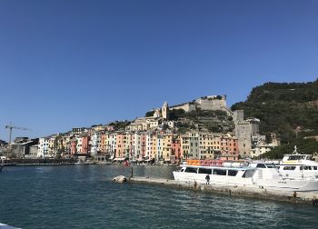 Blick vom Boot auf die Cinque Terre in der Toskana Auf Klassenfahrt mit HEROLÉ: Blick vom Boot auf die Cinque Terre in der Toskana