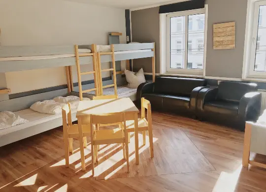 blue doors Hostel Rostock (Schülerzimmer) Auf Klassenfahrt mit HEROLÉ: Mehrbettzimmer im blue doors Hostel Rostock