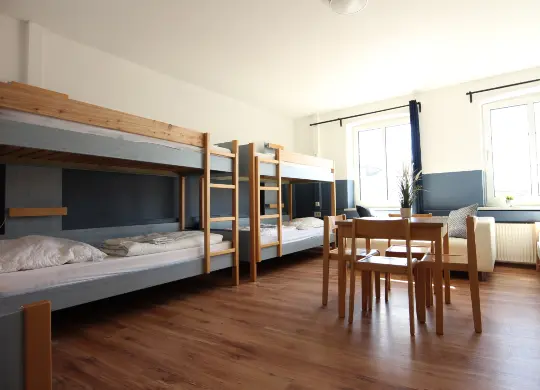 blue doors Hostel Rostock (Schülerzimmer) Auf Klassenfahrt mit HEROLÉ: Mehrbettzimmer im blue doors Hostel Rostock