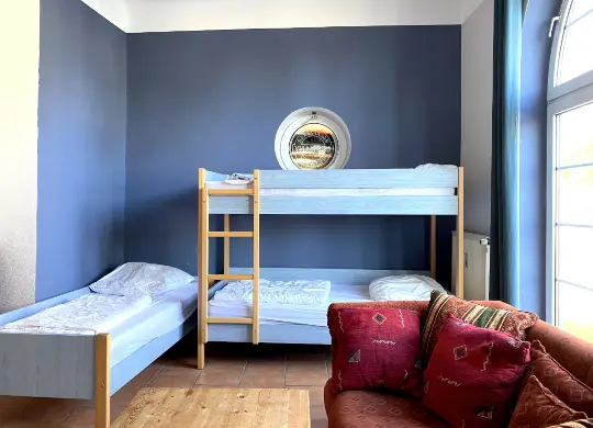 blue doors Hostel Rostock (Zimmerbeispiel) Auf Klassenfahrt mit HEROLÉ: Zimmer im blue doors Hostel in Rostock