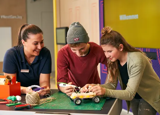 Auf Klassenfahrt mit HEROLÉ: In der BMW Welt München