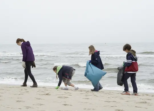 Auf Klassenfahrt mit HEROLÉ:  BNE Projekt „Es ist nicht unser Müll – aber unsere Erde“ auf der Insel Usedom