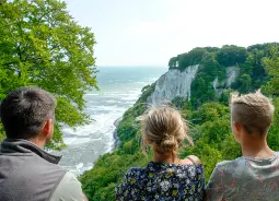 Auf Klassenfahrt mit HEROLÉ: BNE-Projekt "Naturschutz hautnah" für Schüler im Nationalpark-Zentrum KÖNIGSSTUHL auf der Insel Rügen