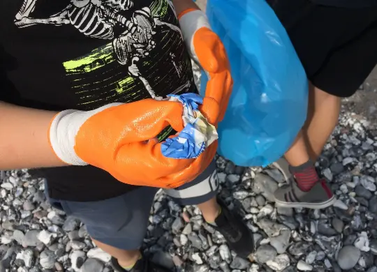 Auf Klassenfahrt mit HEROLÉ: BNE-Projekt "Plastik im Meer" für Schüler im Nationalpark-Zentrum KÖNIGSSTUHL auf der Insel Rügen
