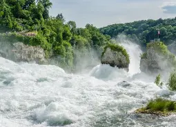 Rheinfall Schaffhausen am Bodensee  Auf Klassenfahrt mit HEROLÉ: Rheinfall Schaffhausen am Bodensee.