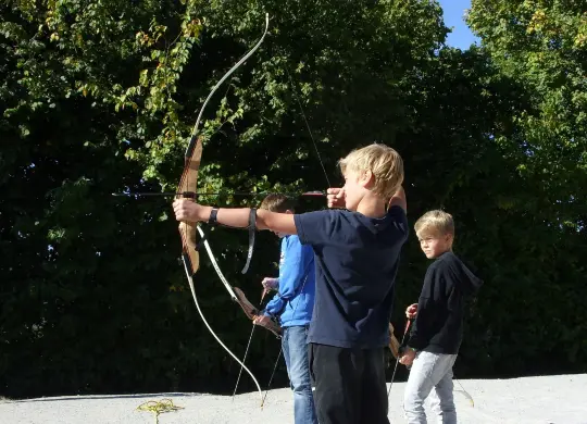 Auf Klassenfahrt mit HEROLÉ:Junge beim Bogenschießen in Limburg
