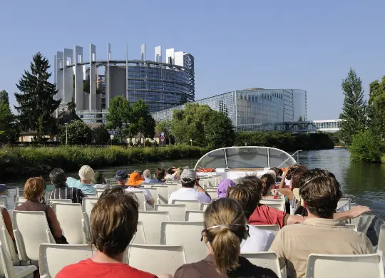 Bootsfahrt ILL Auf Klassenfahrt mit HEROLÉ: Parlament vom Wasser in Straßburg.