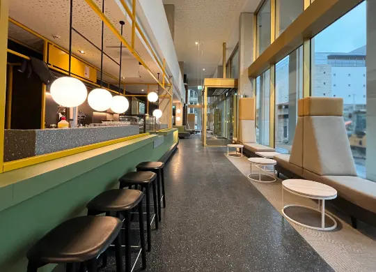 Auf Klassenfahrt mit HEROLÉ: Lobby und Rezeptionsbereich des neuen MEININGER Hotel Bremen Hauptbahnhof