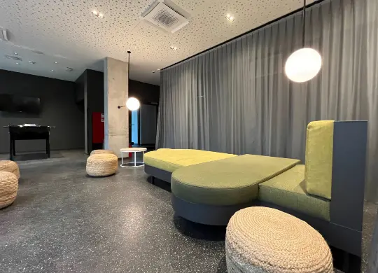 Auf Klassenfahrt mit HEROLÉ: Loungebereich im neuen MEININGER Hotel Bremen Hauptbahnhof