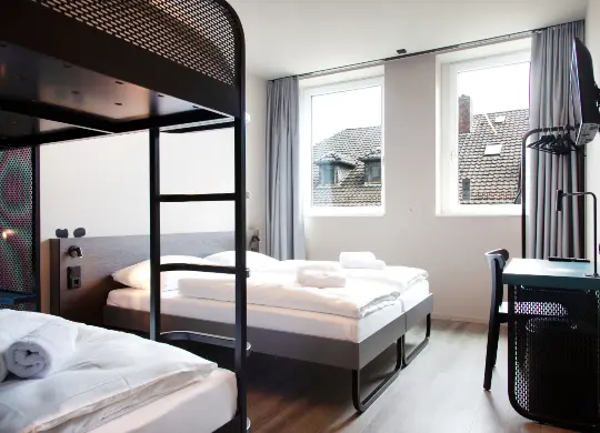 Auf Klassenfahrt mit HEROLÉ: Mehrbettzimmer im neuen MEININGER Hotel Bremen Hauptbahnhof
