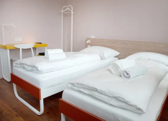 Auf Klassenfahrt mit HEROLÉ: Zweibettzimmer im neuen MEININGER Hotel Bremen Hauptbahnhof