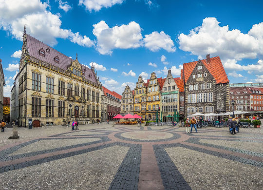 Klassenfahrten Bremen - historischen Bremer Marktplatz Klassenfahrten Bremen - Schöner Panoramablick auf den historischen Bremer Marktplatz im Zentrum der Hansestadt mit dem Schütting und den berühmten Rathsgebäuden