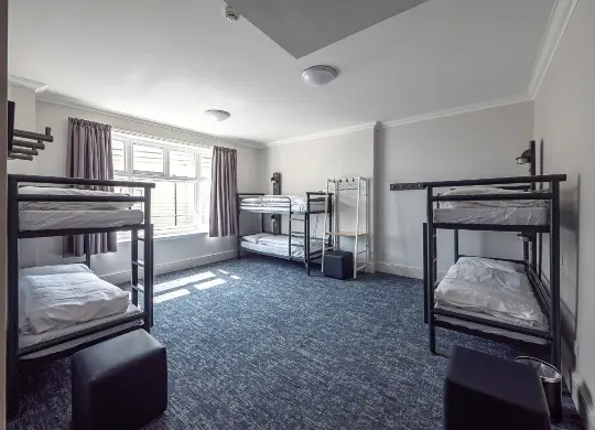 Auf Klassenfahrt mit HEROLÉ: Beispiel eines Mehrbettzimmers im a&o Brighton Palace Pier