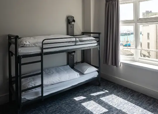 Auf Klassenfahrt mit HEROLÉ: Beispiel eines Mehrbettzimmers im a&o Brighton Palace Pier