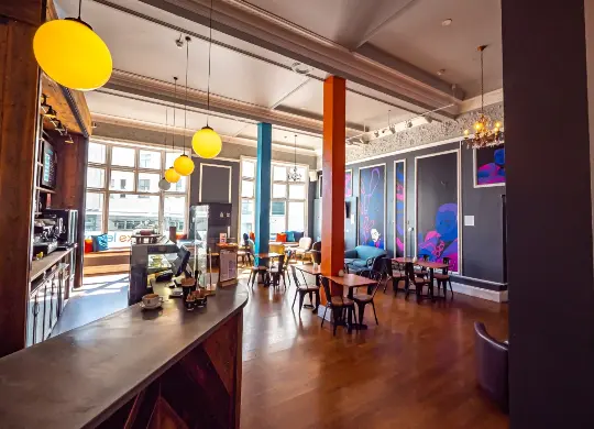 Auf Klassenfahrt mit HEROLÉ: Lobbybereich im a&o Brighton Palace Pier