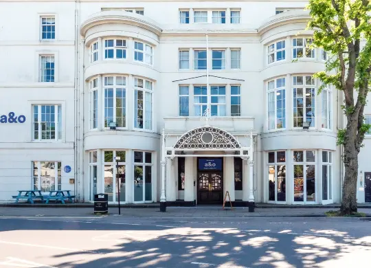 Auf Klassenfahrt mit HEROLÉ: Außenansicht des a&o Brighton Palace Pier