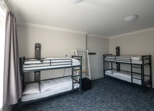 Auf Klassenfahrt mit HEROLÉ: Beispiel eines Mehrbettzimmers im a&o Brighton Palace Pier