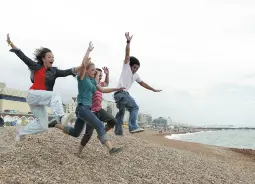 Junge Leute am Strand in Brighton Auf Klassenfahrt mit HEROLÉ: Junge Leute am Strand in Brighton.