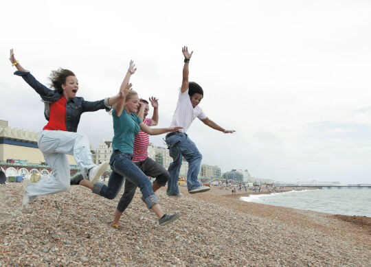 Junge Leute am Strand in Brighton Auf Klassenfahrt mit HEROLÉ: Junge Leute am Strand in Brighton.