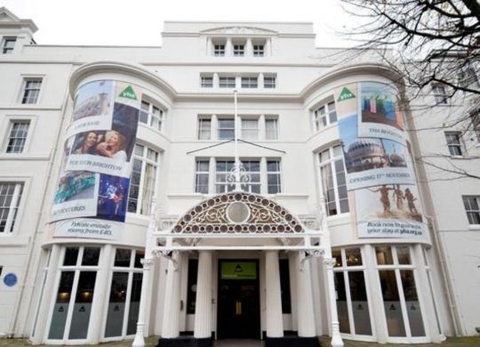 YHA außen in Brighton Auf Klassenfahrt mit HEROLÉ: YHA außen in Brighton.
